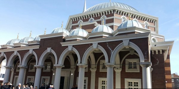Hollanda'nın Ayasofya'sı ibadete açıldı