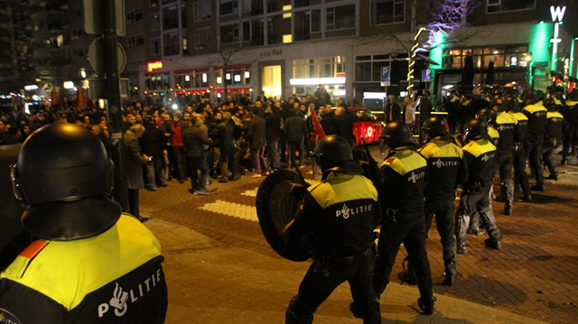 Hollanda'ya cezayı halk kesiyor