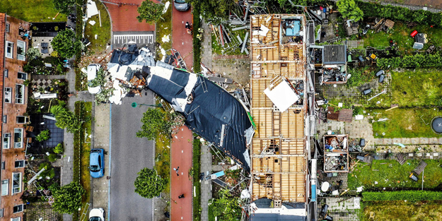 Hollanda'yı savaş alanına döndüren dev hortum: 1 ölü, 10 yaralı