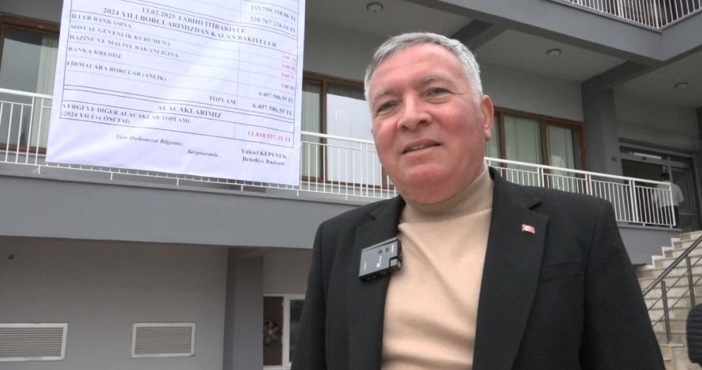 Honaz Belediyesi borcunun olmayışını belediye binasına astığı pankartla duyurdu