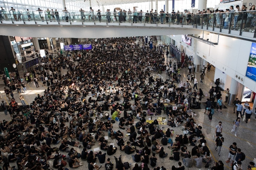 Hong Kong havalimanı, gösteriler nedeniyle kapatıldı 