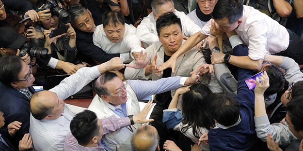 Hong Kong parlamentosunda kavga çıktı! Yaralı vekiller var