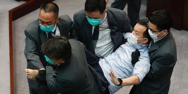 Hong Kong parlamentosunda kavga