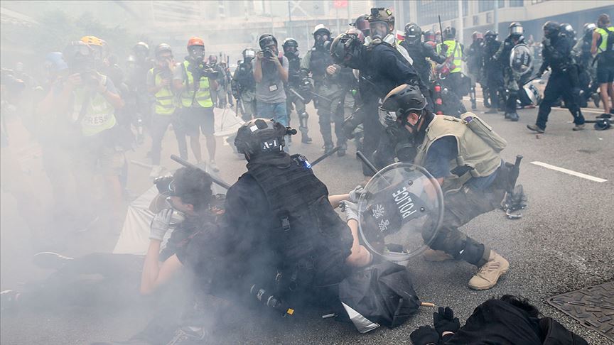 Hong Kong polisi protestoculara biber gazıyla müdahalede bulundu