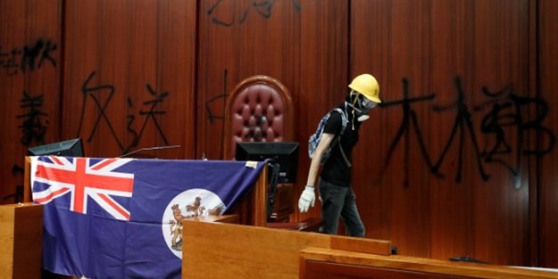 Hong Kong'da göstericiler meclisi bastı! "Çin'e değil İngiltere'ye bağlıyız"