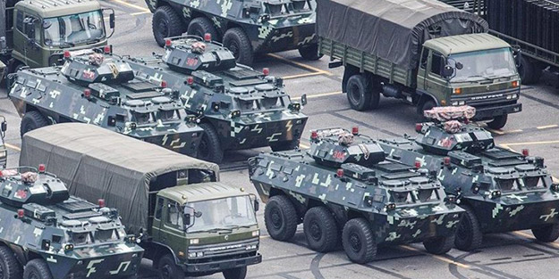 Hong Kong’da kırmızı alarm! Tanklar ve zırhlı araçlar sokaklara indi