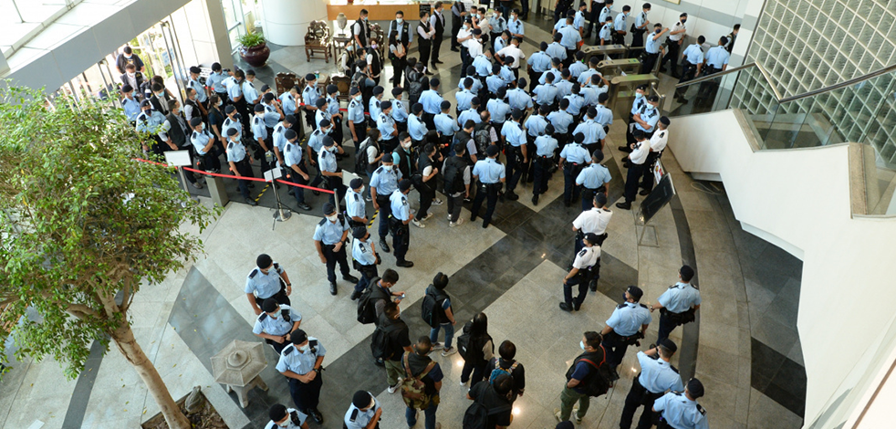 Hong Kong'da muhalif gazeteye 500 polisle baskın