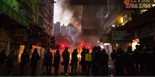 Hong Kong yanıyor: 90 polis yaralı!
