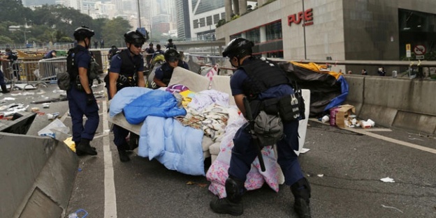 Hong Kong'da polis müdahalesi