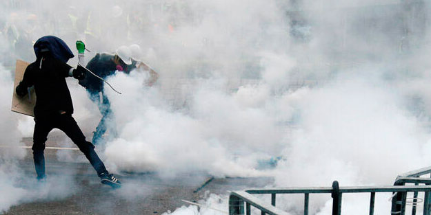 Hong Kong'da protestoculara biber gazlı müdahale
