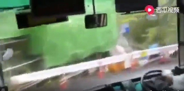 Hong Kong'da şoför, yolcuların ödünü patlattı