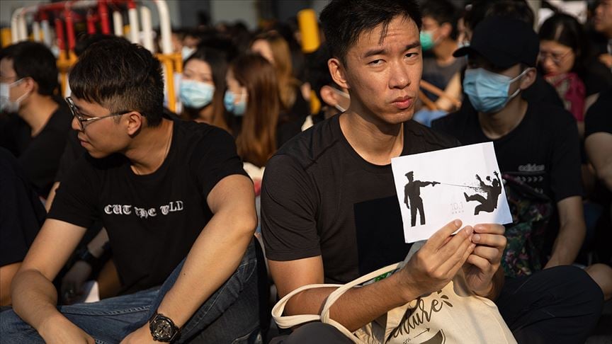 Hong Kong'da yüzlerce öğrenci oturma eylemi başlattı