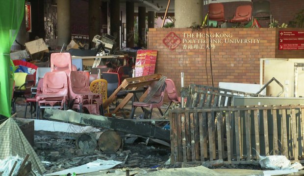 Hong Kong'daki üniversite göstericiler tarafından talan edilmiş