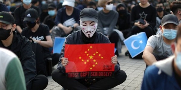 Hong Konglular Uygur Türkleri'ne destek için meydanlara indi! Çin polisinden eylemcilere şiddet
