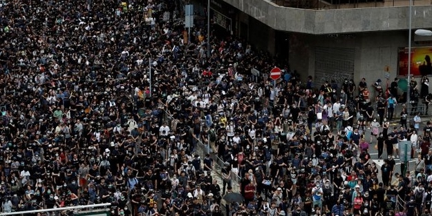 Hong Kong'ta büyük kriz! Çin bayrağını indirdiler