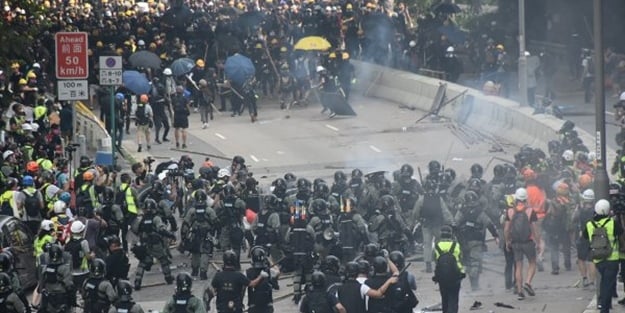 Hong Kong'ta sokaklar savaş alanına döndü!