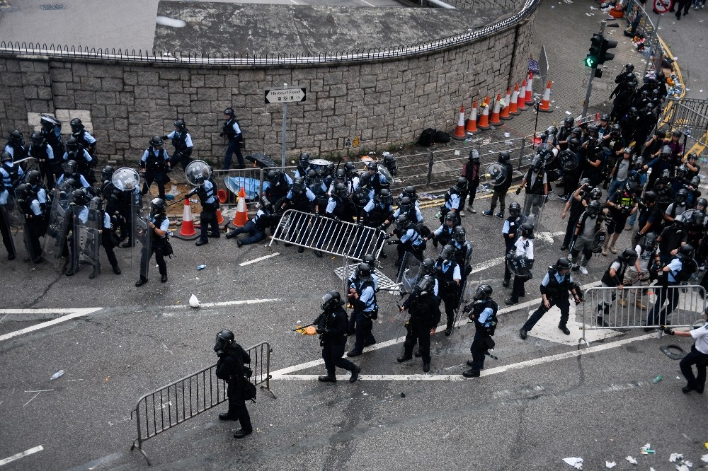 Hong Kong’ta suçluların iadesi yasası askıya alındı 