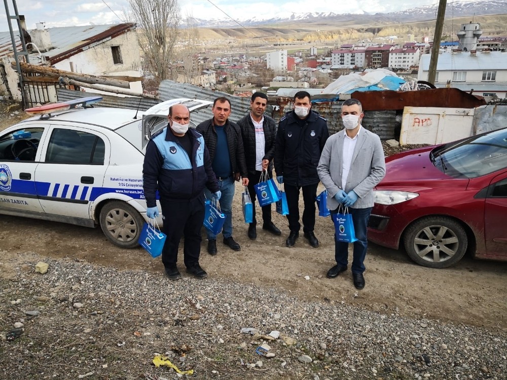 Horasan Belediyesi vatandaşlara hijyen seti dağıttı 