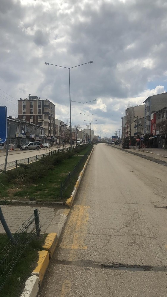Horasan’da yasağın ardından caddeler ıssız kaldı 