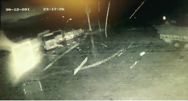 Hortum böyle geldi, park halindeki tır dorsesinin tekerleri yerden kesildi 