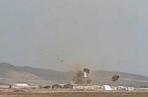 Hortum çatıları kağıt gibi savurdu