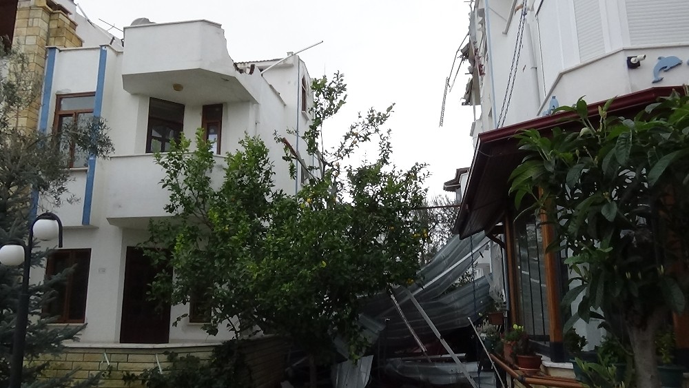 Hortum çatıları uçurdu, 6 bina hazar gördü 