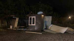 Hortum çıktı, tır yan yattı