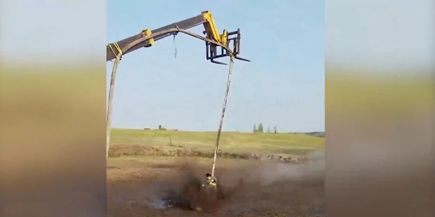 Hortum ile rodeo yaptı