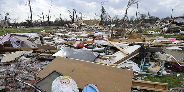 Hortumlar ABD'yi yıkıp geçti! Ölü sayısı arttı