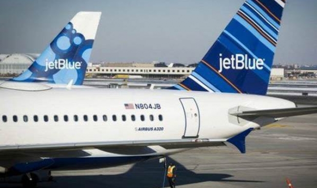 Hostes iki Müslüman kadını uçaktan attırdı