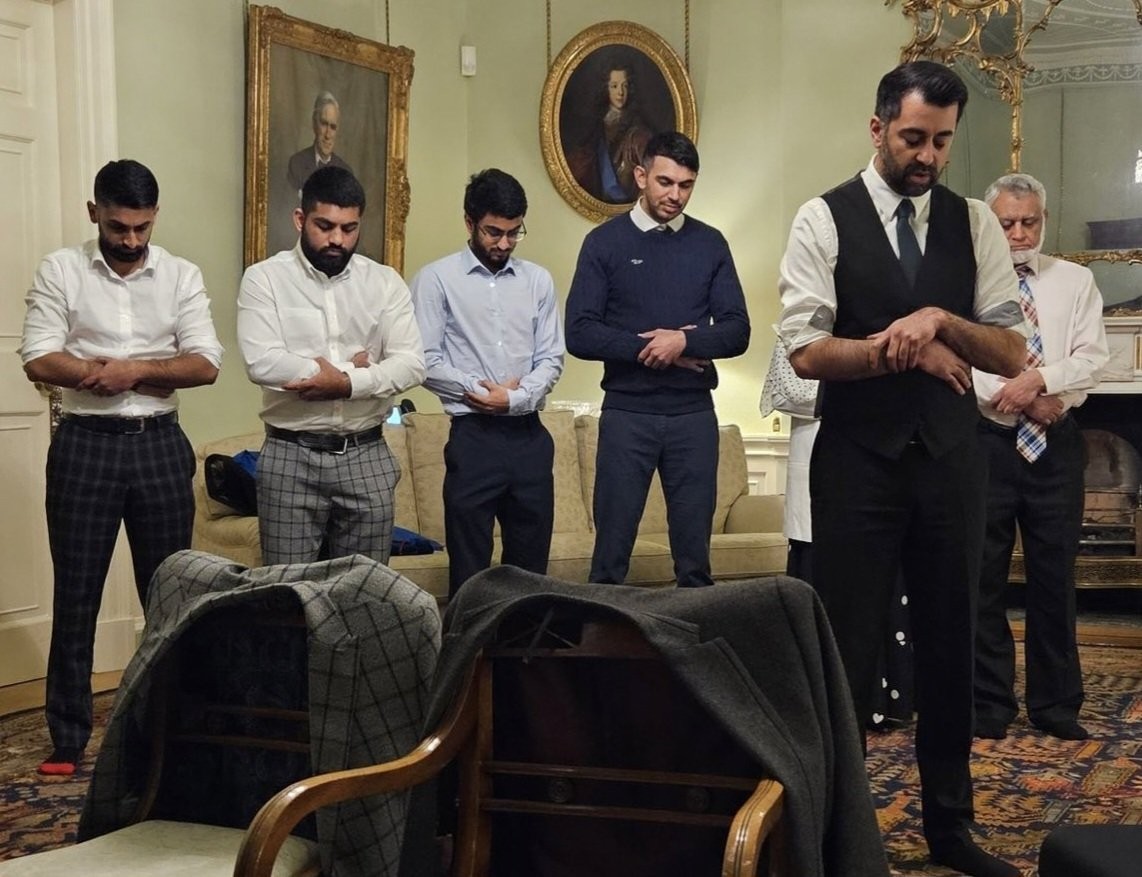 Hristiyan İskoçya’nın ilk Müslüman başbakanıydı! İlk gününde resmi konutta ailesine namaz kıldırmıştı! Ve Hamza Yusuf’tan kötü haber geldi