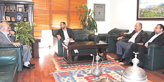 Hüda Par’dan Akit’e nezaket ziyareti