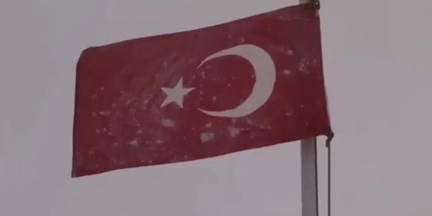 Hudut Karakolu'nda bayrak bile dondu