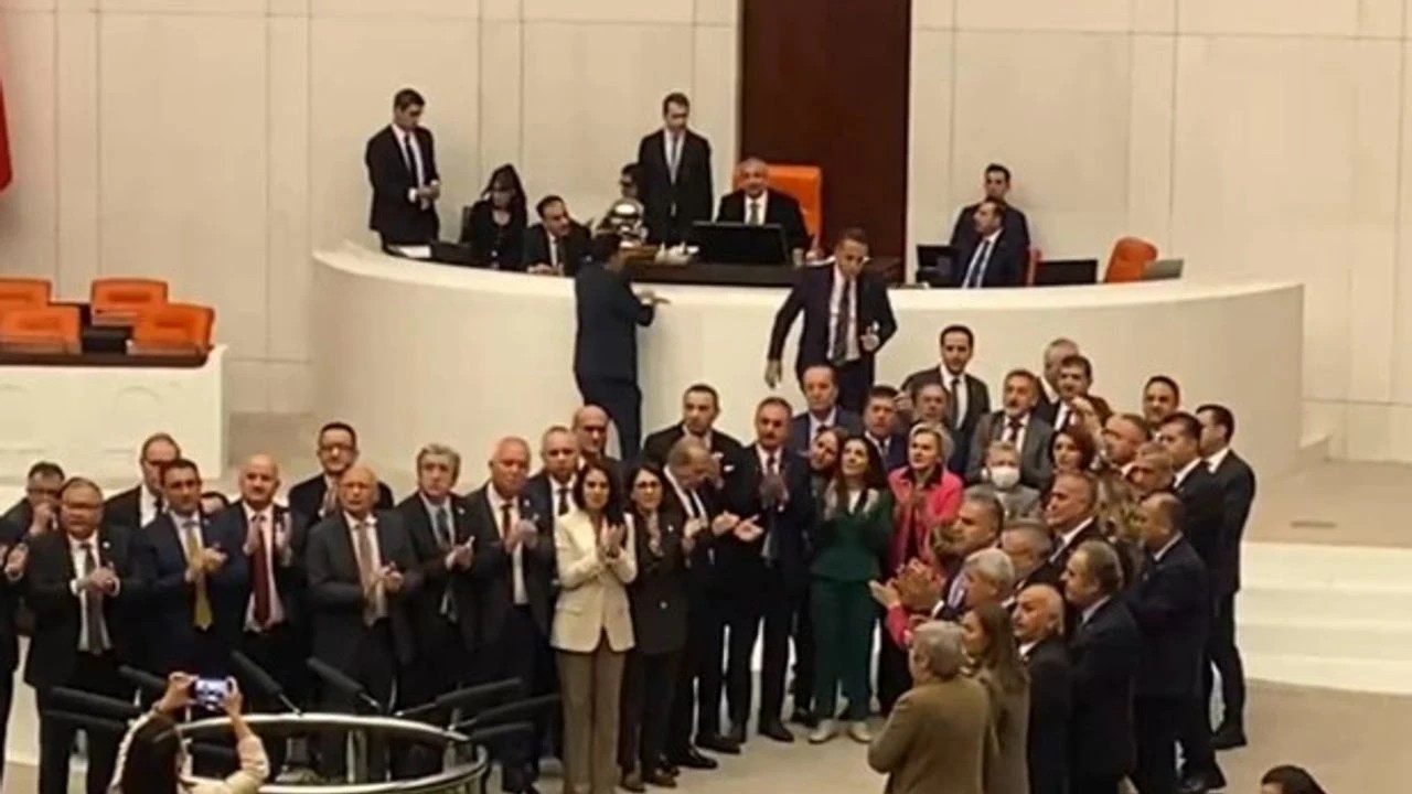 Hukuka da Gazi Meclise de saygıyı yitirdiler! CHP Milletvekilleri işgale kalkıştı