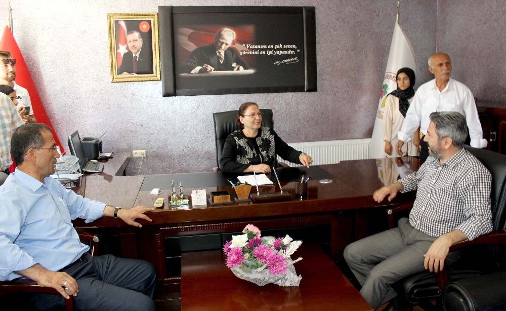 ‘Hükümet Kadın’ makam koltuğuna oturdu 