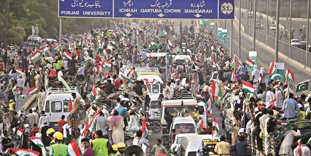 Hükümet karşıtları Lahor’dan İslamabad’a yürüyor