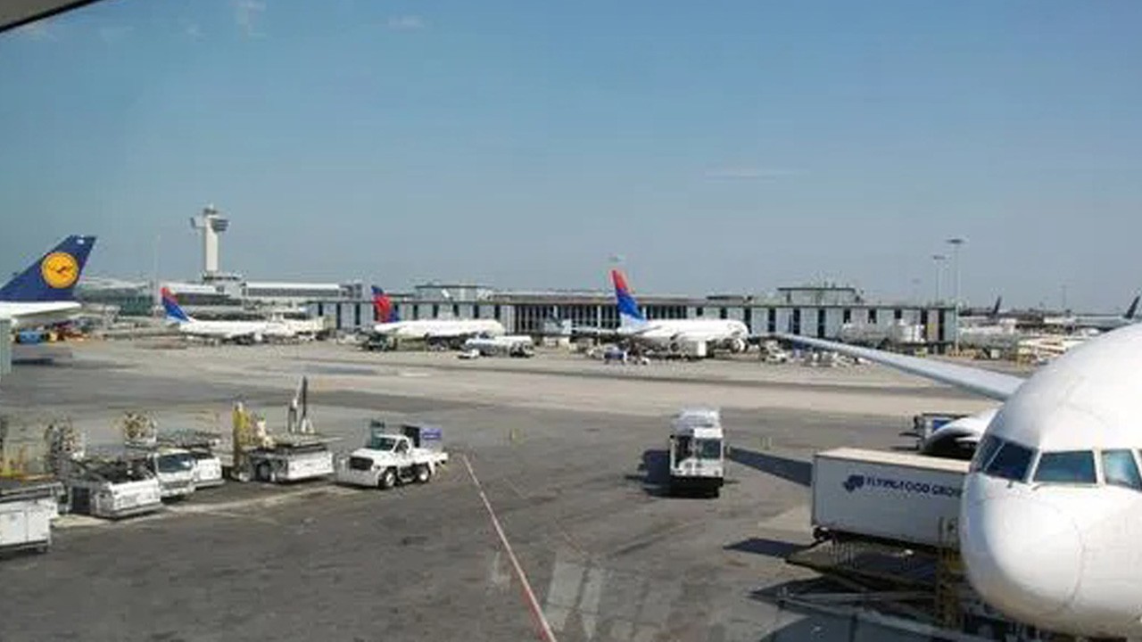 Hükümet kilitlendi, hava trafiği tıkandı: ABD’de 40 havalimanı kapasite düşürüyor