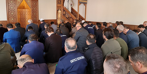 Hükümlülerden alkışlanacak hareket! Kendi camilerini yapıp ilk cuma namazını kıldılar