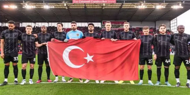 Hull City'den Türk bayraklı saygı duruşu