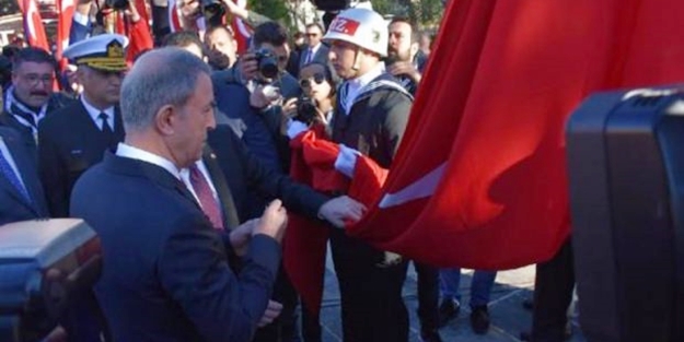 Altın madalya bayrakla göndere çekildi