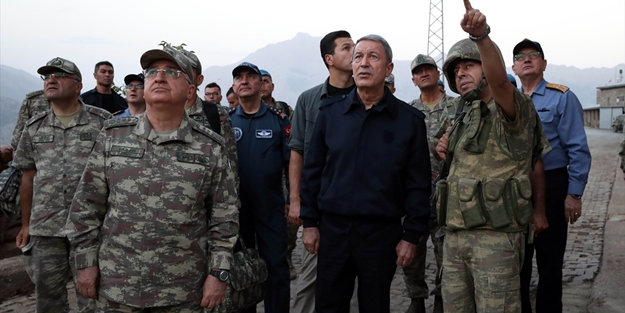 Bakan Akar, Bayram namazını sıfır noktasında kıldı
