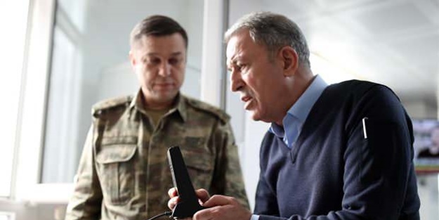 Hulusi Akar İdlib'deki askerlere telsizden seslendi