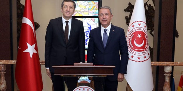 Hulusi Akar, Milli Eğitim Bakanı Selçuk ile görüştü
