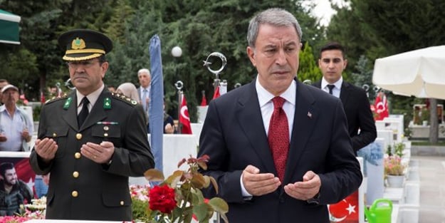 Hulusi Akar, şehitlerin mezarını ziyaret