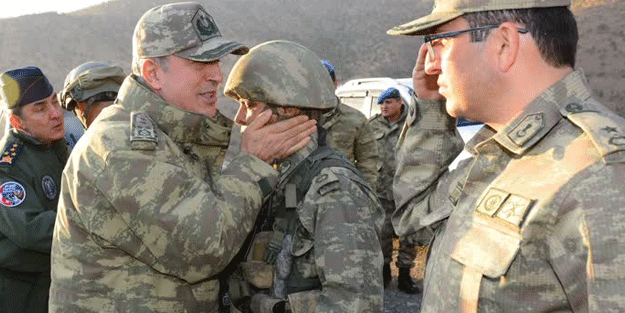 Hulusi Akar ve kuvvet komutanları geceyi Dağlıca'da geçirdi