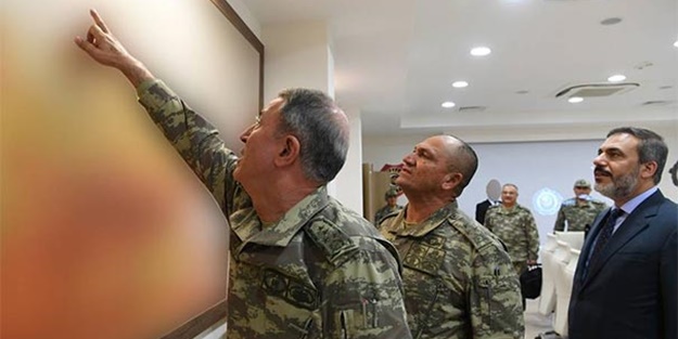 Hulusi Akar ve kuvvet komutanları sınırda