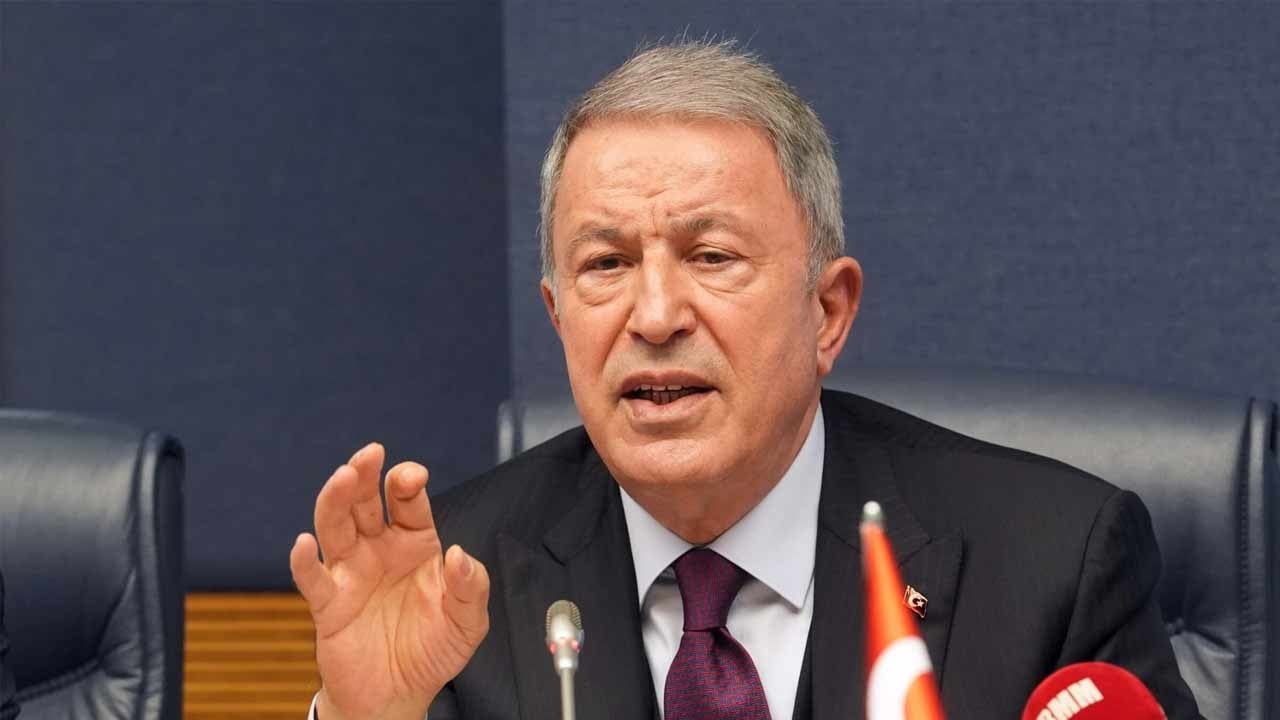 Hulusi Akar’dan AP’ye tepki! “Kağıt Üzerindeki Kararlar Mehmetçiğin Şerefini Değiştiremez”