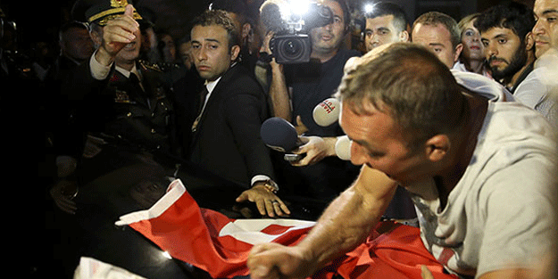 Hulusi Akar'ın aracının üzerinde yumrukladı