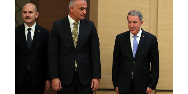 Akar'ın asker alışkanlığı! Sahneye çıkınca...