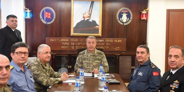 Hulusi Paşa, kuvvet komutanlarıyla...